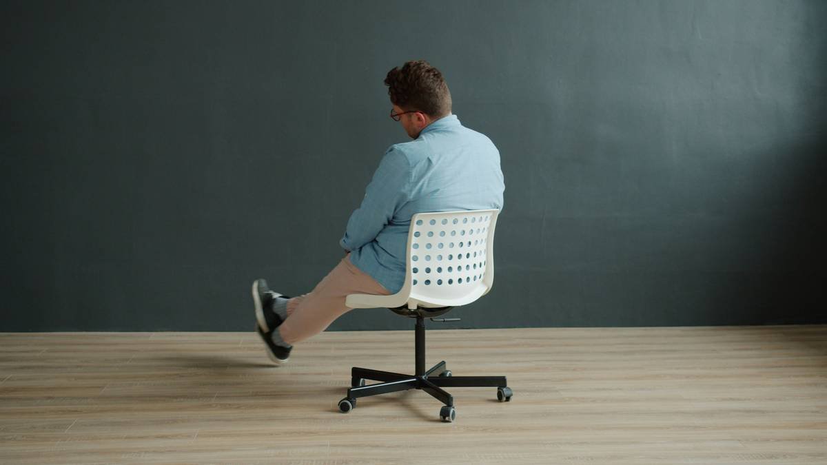 Ergonomic office chair posture chart showing ideal hip-knee angle, lumbar support placement, and armrest height