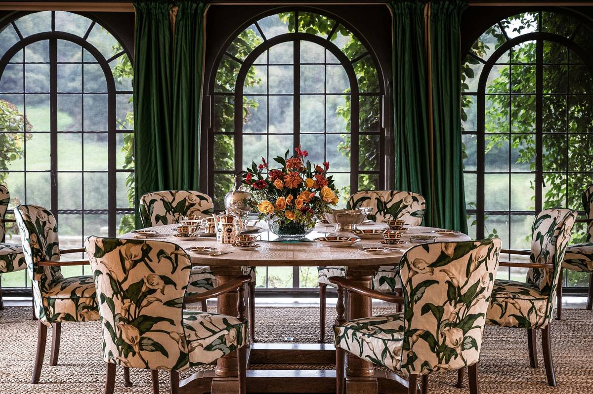 How to Choose the Perfect Furniture Chairs for Dining Table (Without Wasting Money or Space)