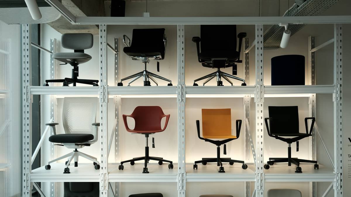 Infographic comparing 11 furniture chair types by silhouette, arm style, back height, and typical use case