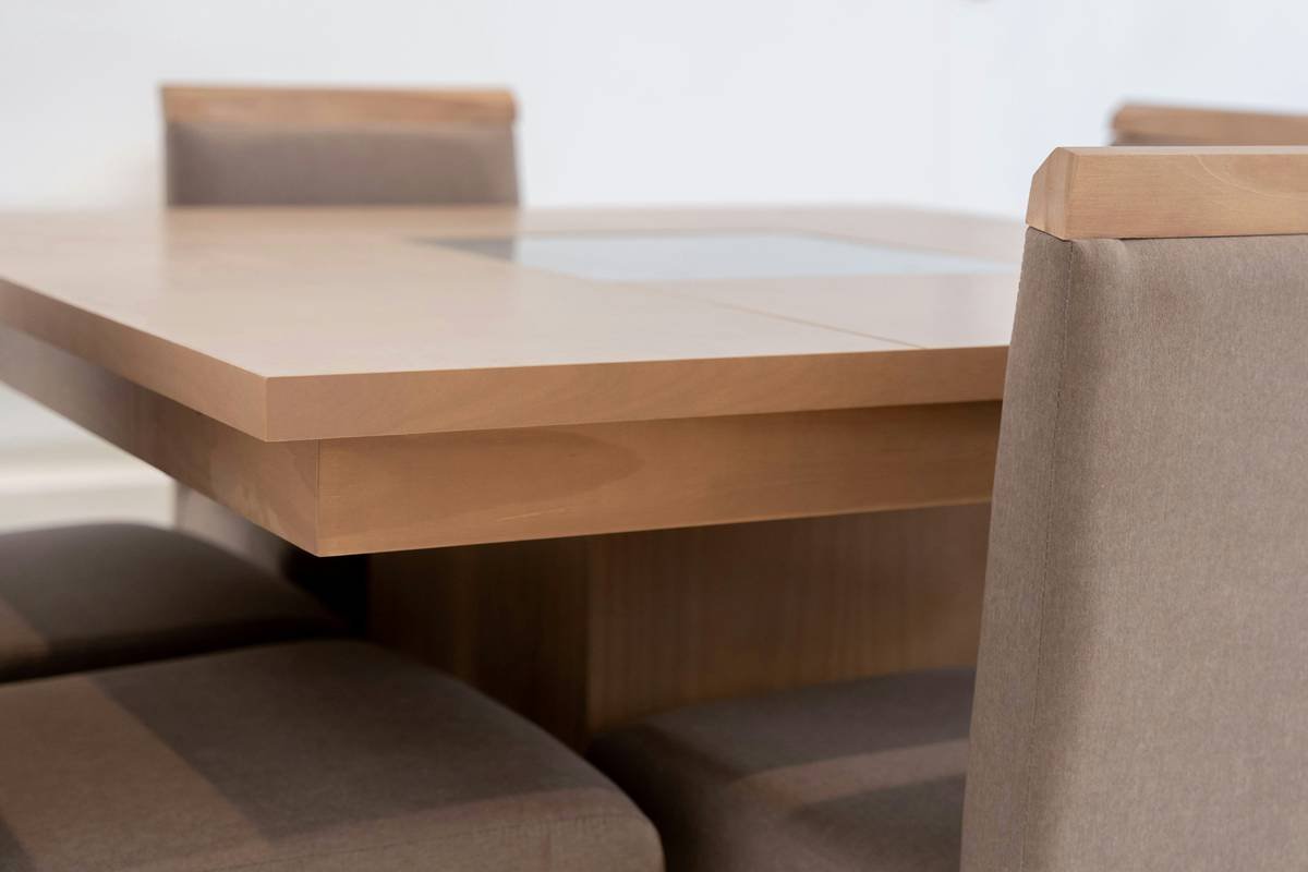 Infographic comparing durability of common dining chair materials: solid wood vs. veneer vs. metal vs. plastic vs. upholstered. Solid wood ranks highest in longevity and repairability.
